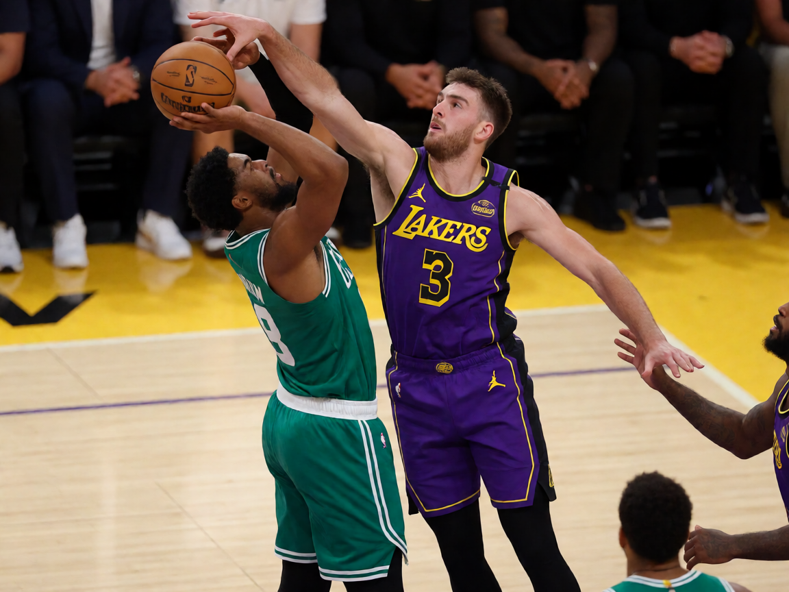 NBA篮球比赛现场,球员激烈对抗